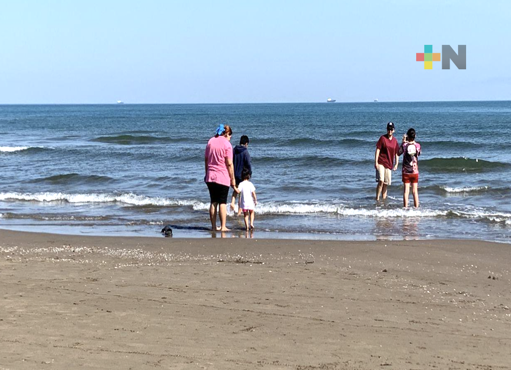 Ola de calor atrae turistas a playas veracruzanas